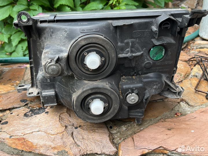 Фара передняя правая на Toyota Land Cruiser