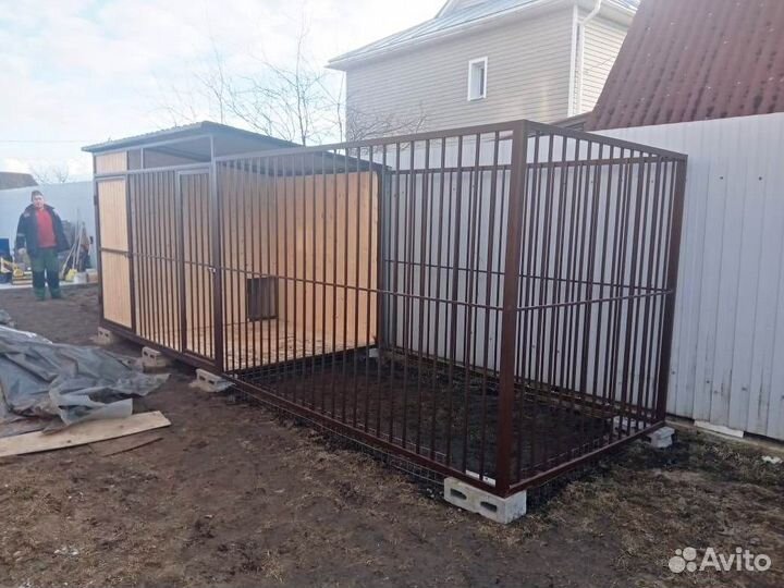 Вольер с выгулом решеткой