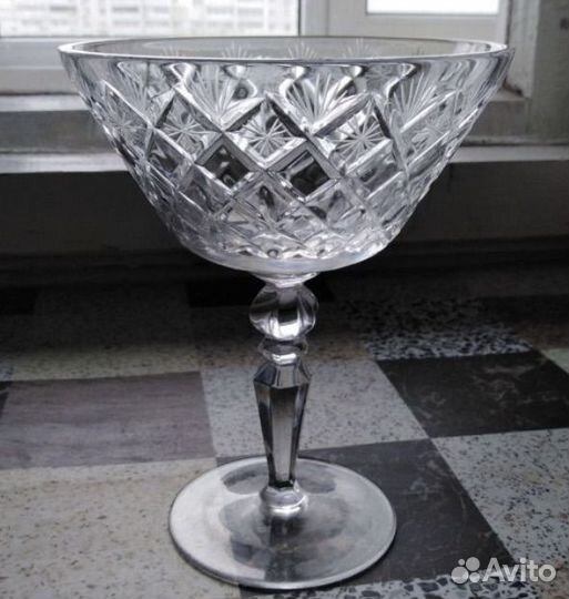 Хрустальная ваза на ножке