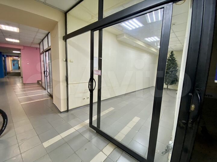 Помещение из двух залов, с высокими потолками