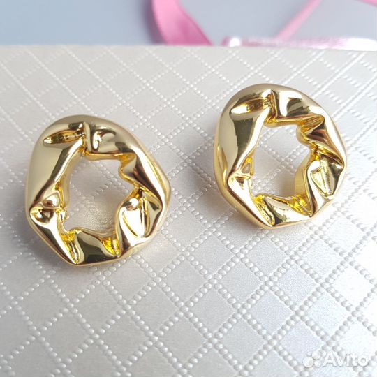 Серьги в стиле lierre мятое золото