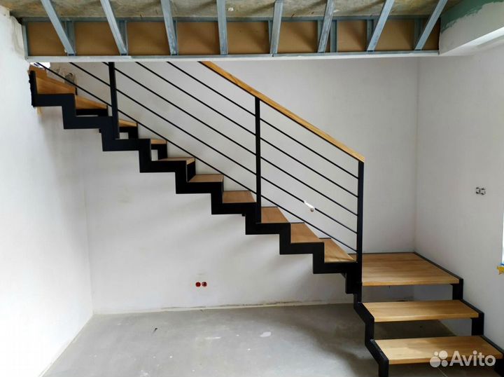 Облицовка лестничного металлокаркаса деревом