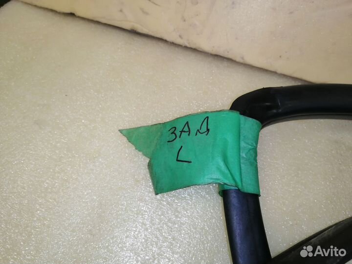 Уплотнитель задней двери Toyota RAV4 Xa20