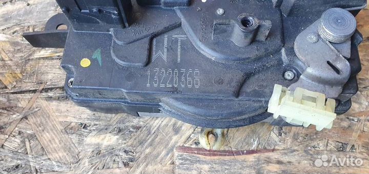 Замок двери передней правой Opel Astra H 2004-2014