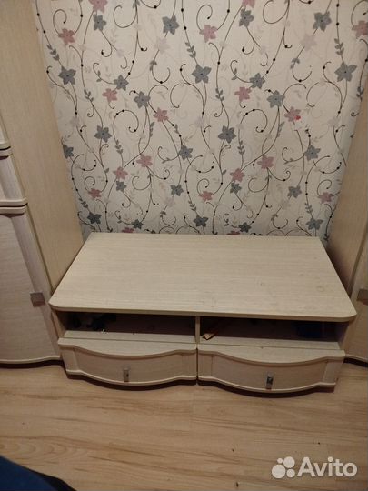 Стенки две в спальню и гостиную