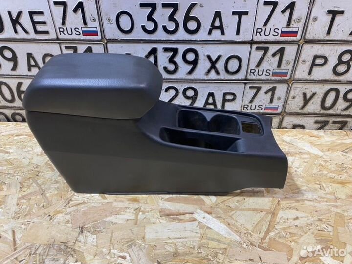 Подлокотник Mitsubishi Lancer 4G18 2004