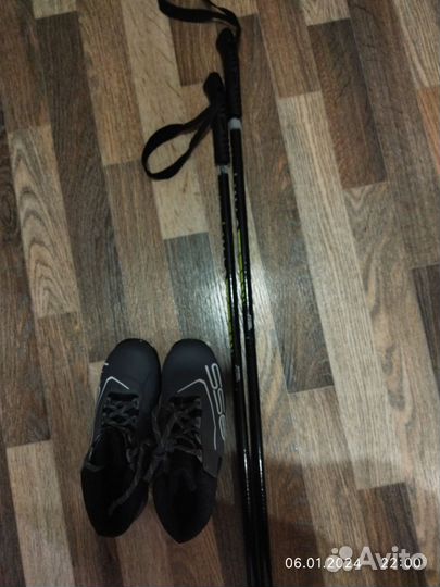 Лыжные палки и лыжные ботинки