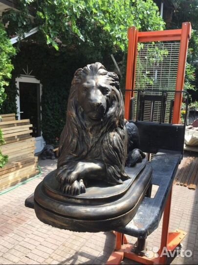 Скульптура льва