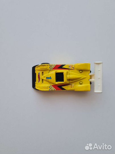 Жёлтая Hot Wheels машинка