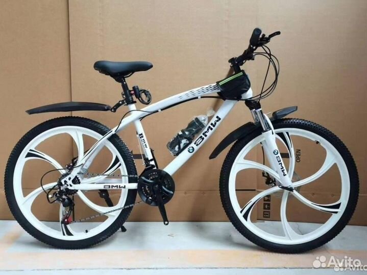Велосипед BMW на литых дисках