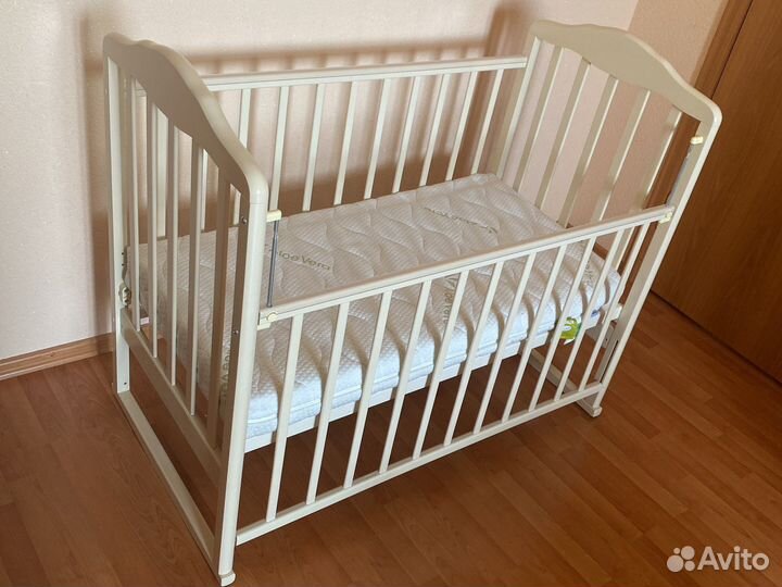 Детская кровать с матрасом и бортиками