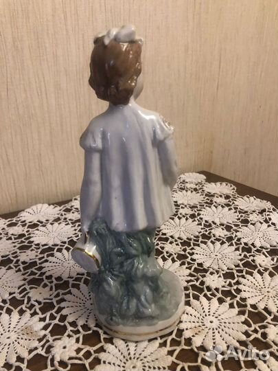 Фарфоровая статуэтка девочка с лейкой