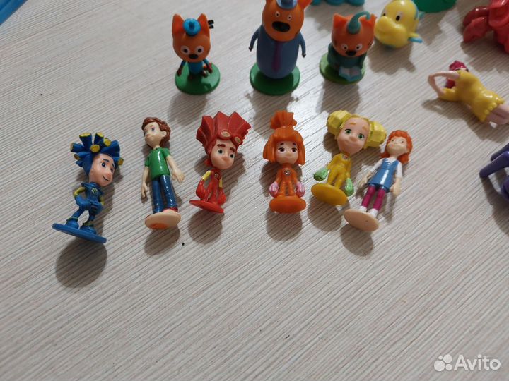 Киндер игрушки Царевны,Фиксики пакетом