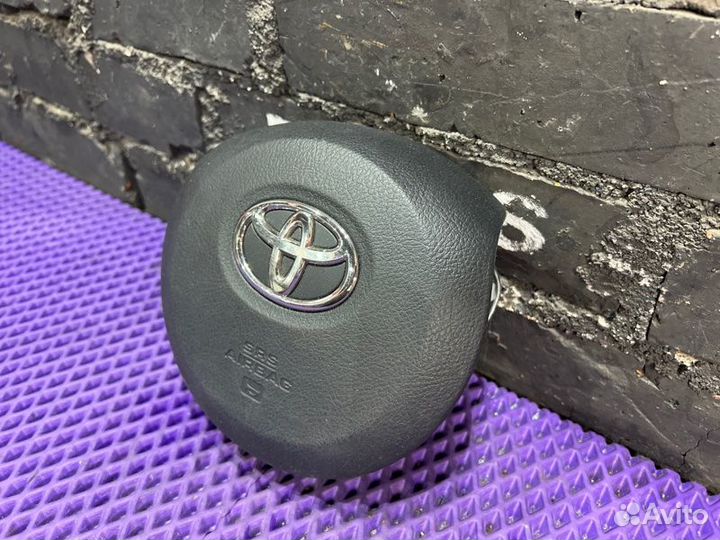 Подушка безопасности водителя Toyota Vitz