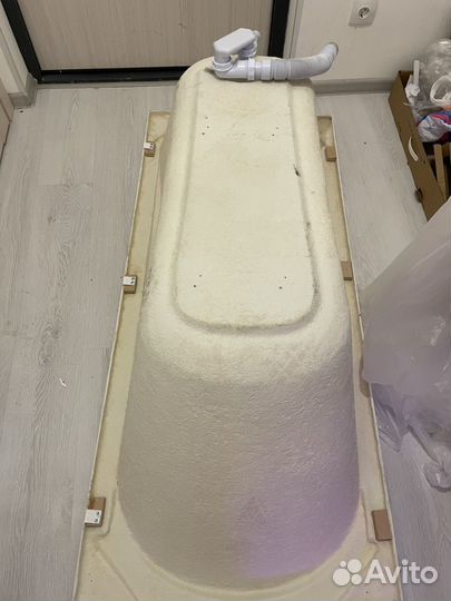 Ванна со смесителем и стойкой под установку