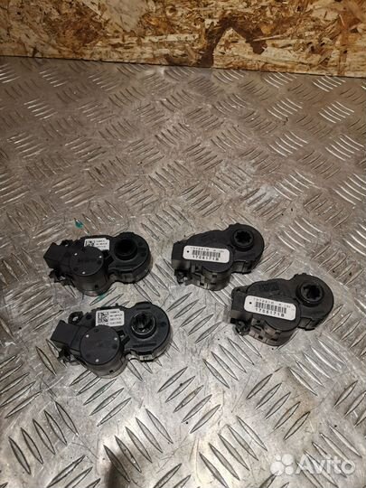 Моторчик заслонки отопителя Renault Kadjar