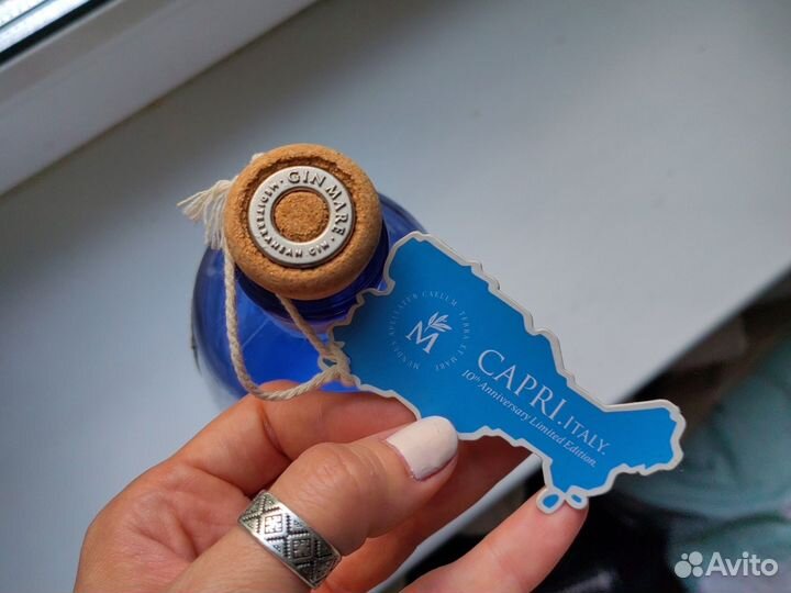 Бутылка из под элитного алкоголя. джин