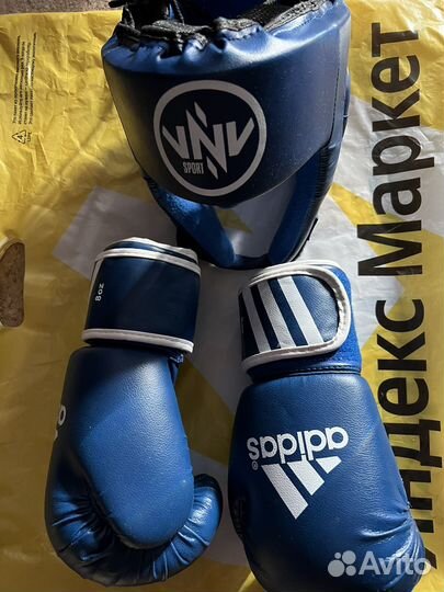 Боксерские перчатки, шлем