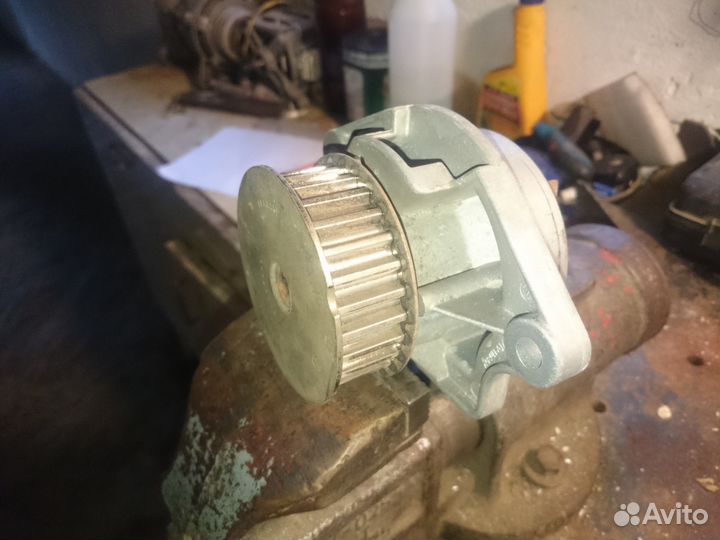 Продам водяной насос (помпу) ое 030121019N