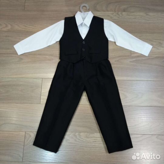 Костюм новый тройка для мальчика р.86