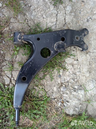 Продается рычаг правый передний для тойота Рав-4 1