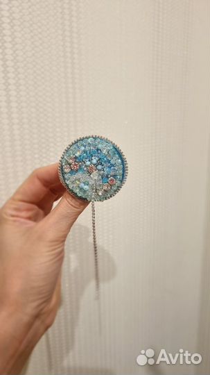 Брошь ручной работы из бисера