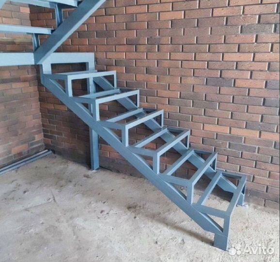 Лестница на металлокаркасе