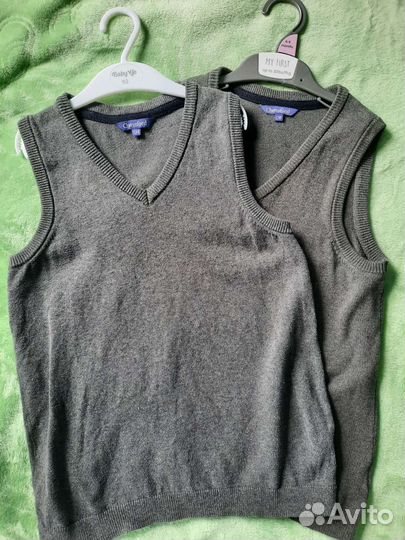 2 жилета,4 рубашки и школьные серые брюки,школа