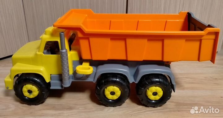 Большой игрушечный самосвал