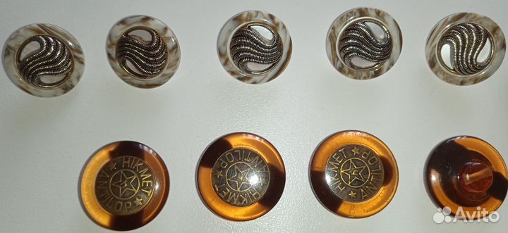 Много разных пуговиц. Цены написаны в объявлении