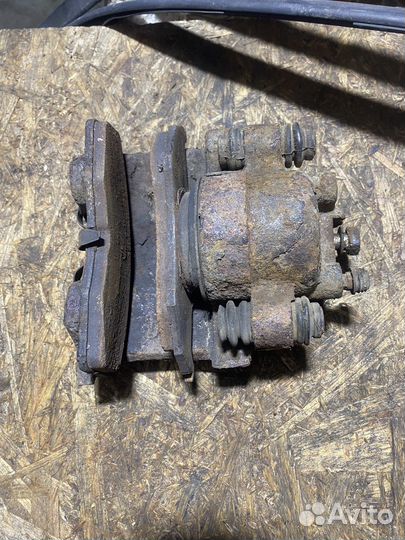 Суппорт передний правый dodge intrepid 2