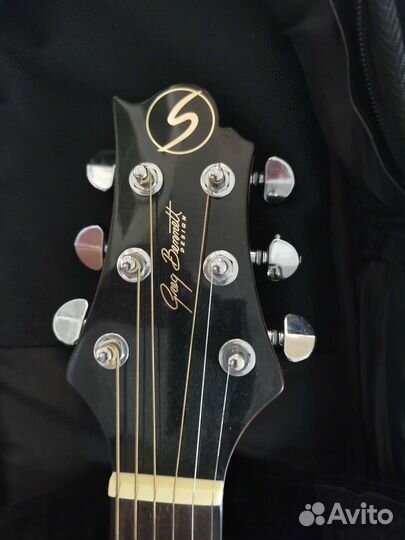 Гитара акустическая и чехол