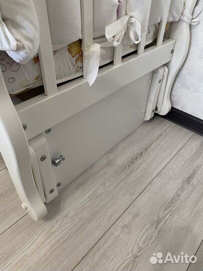 Детская кроватка с маятником и ящиком