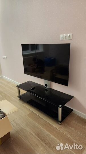 Тумба под телевизор стеклянная с кронштейном
