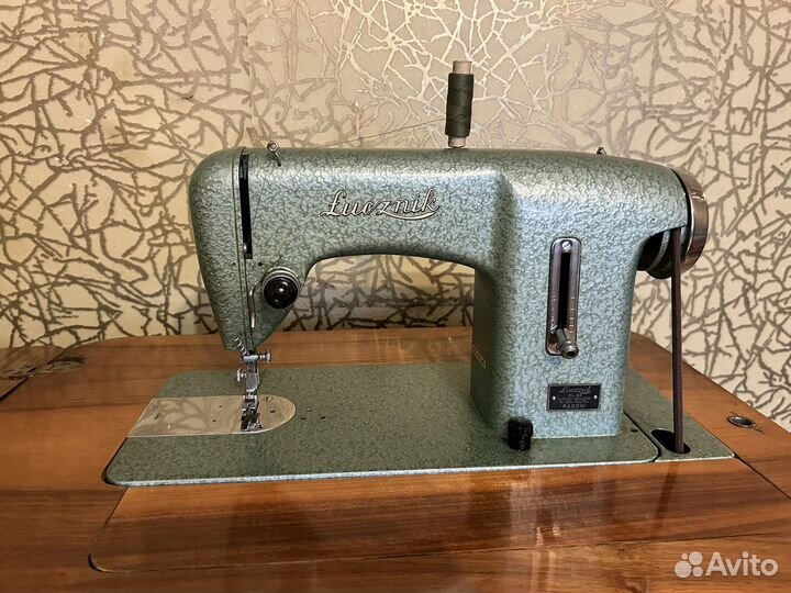 Швейная машина ножная с тумбой