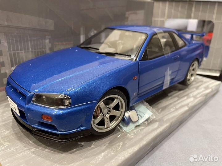 Модель 1:18 Nissan Skyline R34