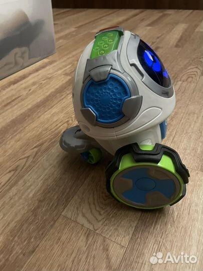 Робот Мови играет с детьми, робот няня