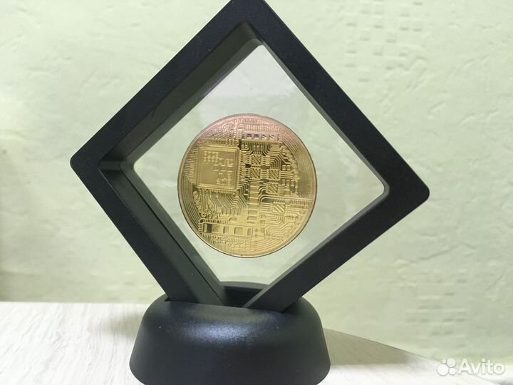 Сувенирный биткойн в подарочной упаковке