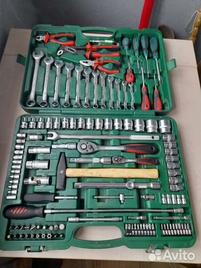 Набор инструментов для авто в чемодане