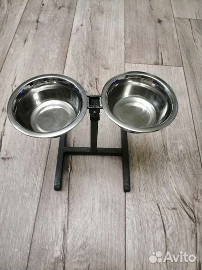 Стойка с мисками для кормления собак