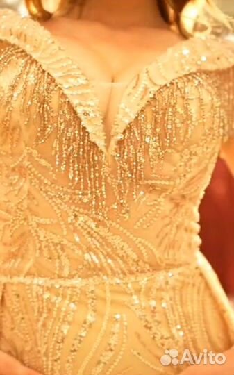 Роскошное вечернее платье со шлейфом