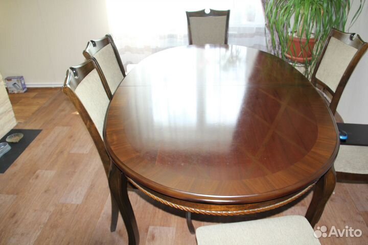 Стол со стульями