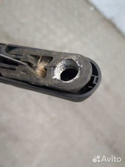 Щеткодержатель левый задний Mercedes ML W164