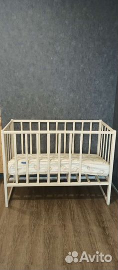 Детская кроватка с продольным маятником