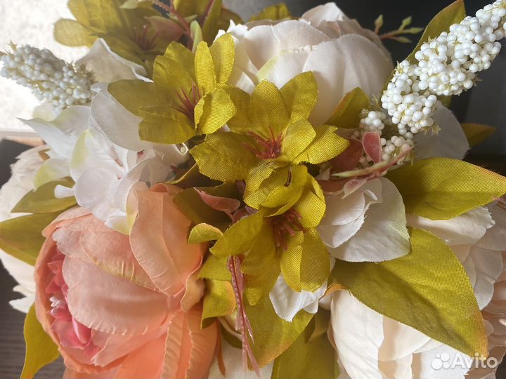 Композиция из искусственных цветов