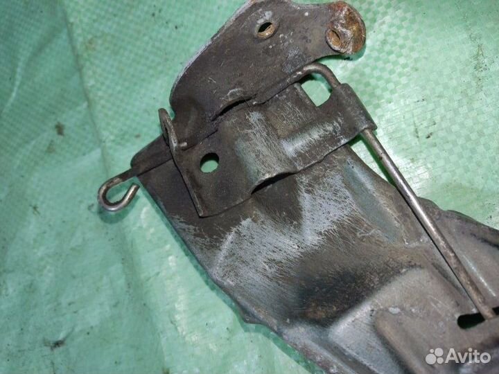 Замок капота левый Audi 100 седан 2.5 AAT 1991