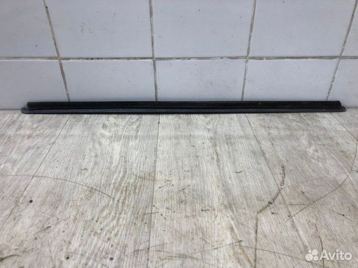 Уплотнитель стекла двери задний левый Renault