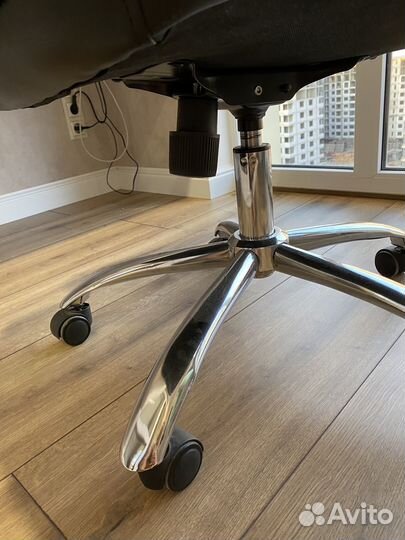 Офисное кресло