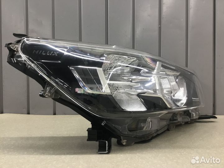 Фара правая Toyota Hi Lux 2015