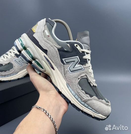 Удобные кроссовки New Balance 2002R